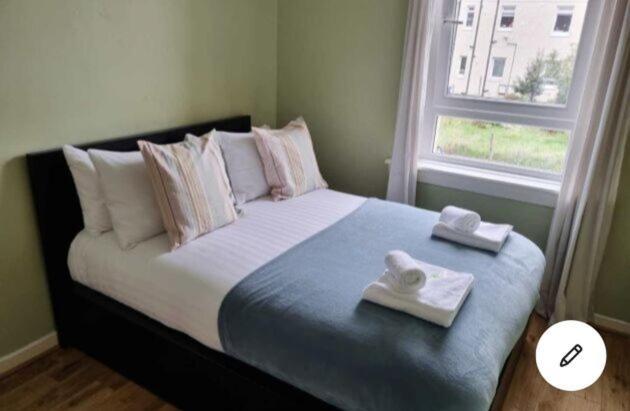 Pass The Keys Cozy Two Bed Flat Near Glasgow Airport & Paisley Exterior photo